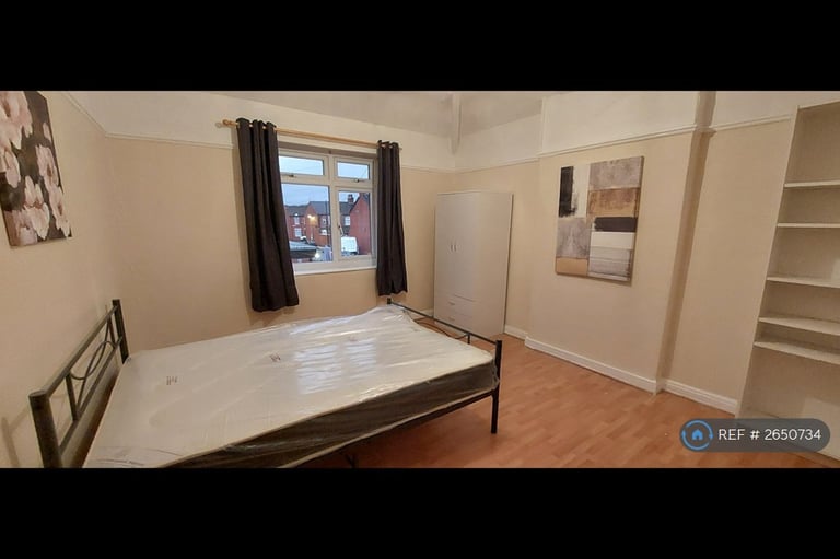 3 bedroom flat in Littleton Road, Lower Kersal, M7 (3 bed) (#2650734)