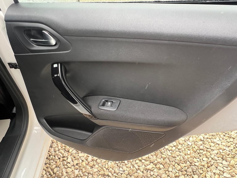 PEUGEOT 208 1.2 PureTech Tech Edition White Manual Petrol 2019