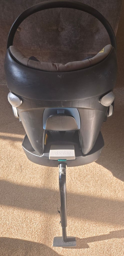 Cybex platinum baby car seat with aton Q isofix base.  For 0 to 13kg