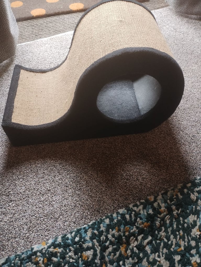 Small cat scratching post 