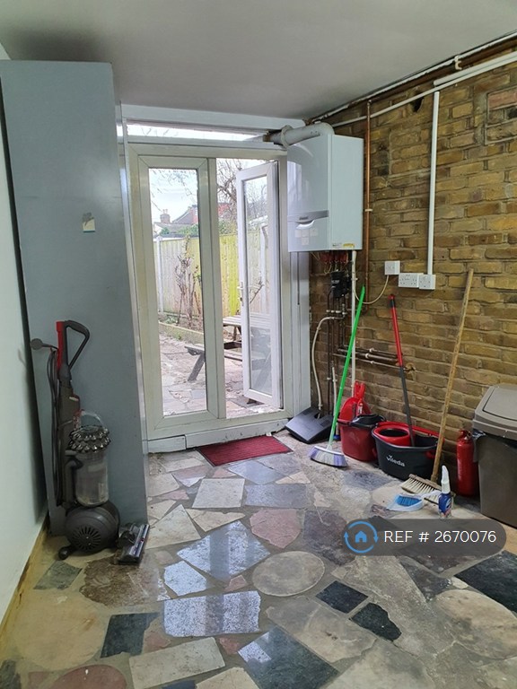 3 bedroom house in Goodall Road, London, E11 (3 bed) (#2670076)