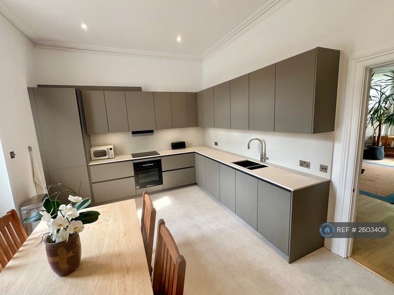 3 bedroom flat in Pembridge Square, London, W2 (3 bed) (#2603406)