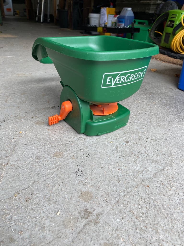 Lawn seed / feed spreader