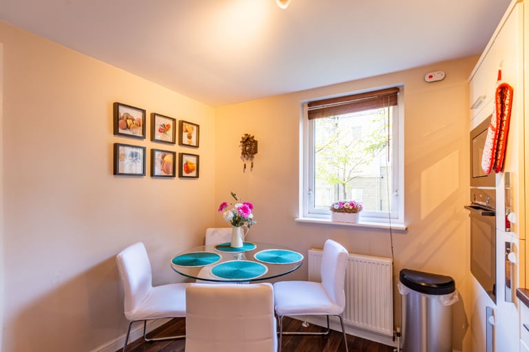 Bright and spacious, 2 bedroom, ground flat in Dicksonfield – available November