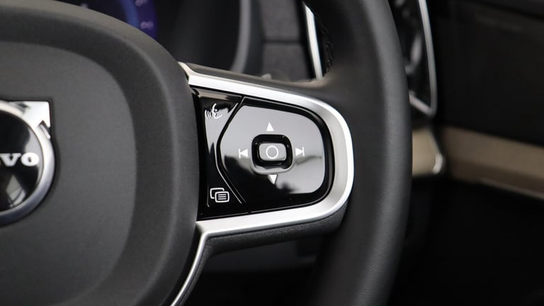 2025 Volvo XC90 B5 (P) AWD Plus Dark (Sunroof, Harman Kardon Sound, 360 Camera, BLIS) ESTATE Petr...