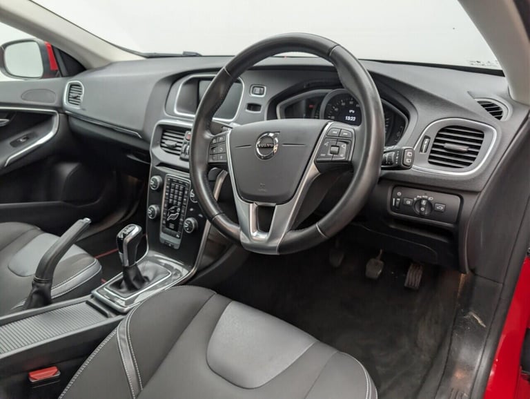 2017 Volvo V40 2.0 T2 Momentum Nav Plus Hatchback 5dr Petrol Manual Euro 6 (s/s) (122 ps)  HATCHB...