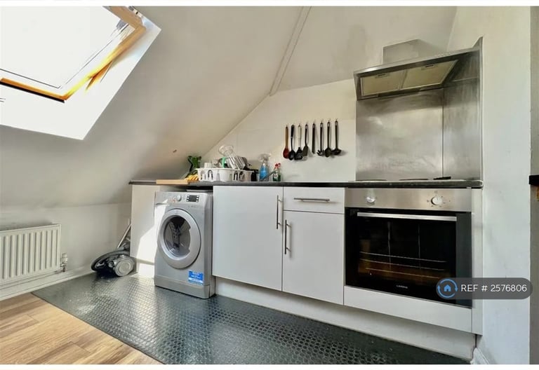 image for 1 bedroom flat in Lampton Park Road, Hounslow, TW3 (1 bed) (#2576806)