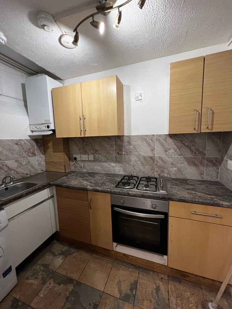 THREE BEDROOM GROUND FLOORS FLAT TO LET AT WICK ROAD HACKNEY LONDON E9 5AN 