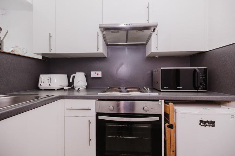 FLAT SHARE: ROOM for let in fantastic, 5 bed, HMO on the Meadows doorstep – available NOW