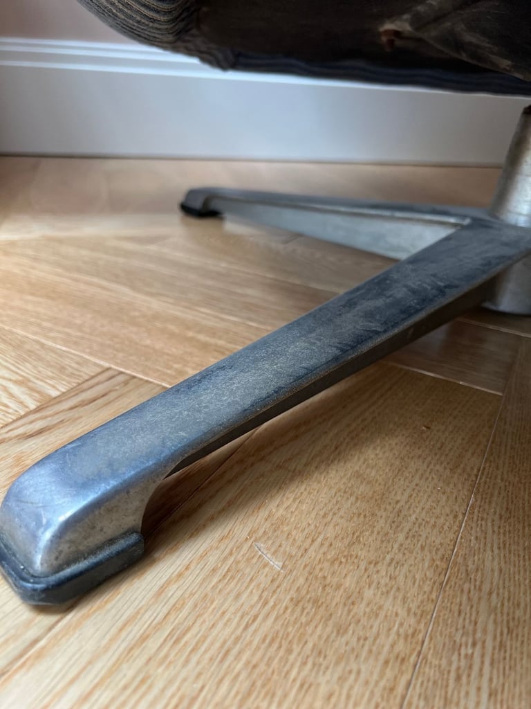 Stylish Mid Century Swivel Lounge Arm Chair