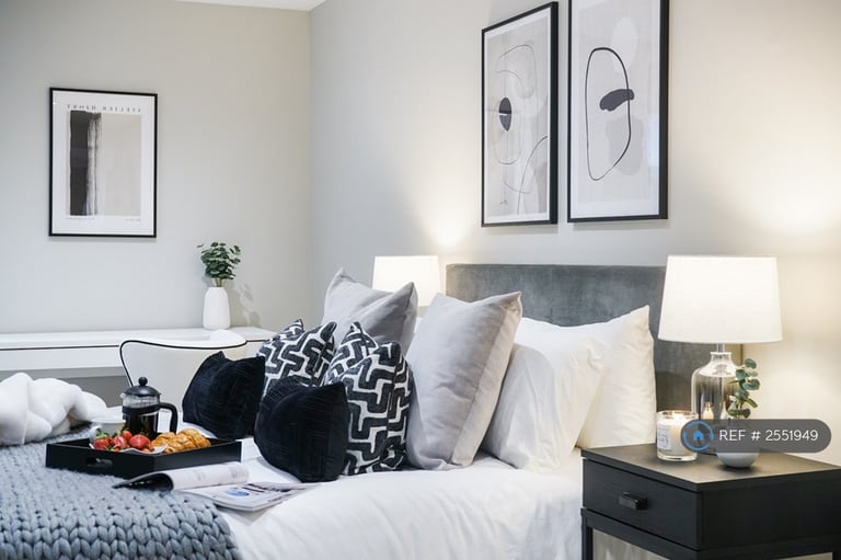 1 bedroom flat in Colbalt Point, London, E14 (1 bed) (#2551949)