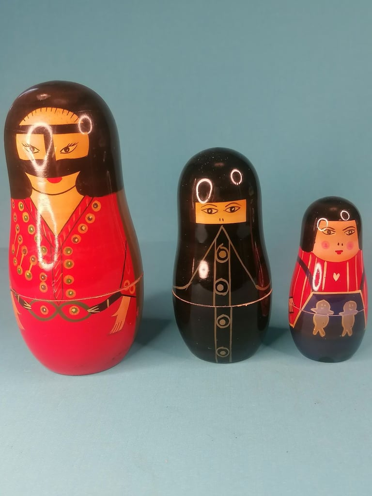 Beautiful Vintage Nestling Dolls , 5 dolls.  Bigger one  5,5inch smaller 1,5 inch.