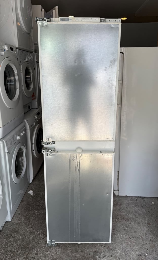 image for SIEMENS 50/50 BUILT IN NICE FRIDGE & FREEZER WITH WARRANTY  