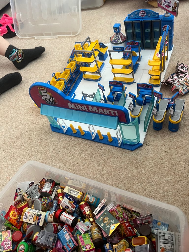 Mini brand shopping mart + lots of mini brand 