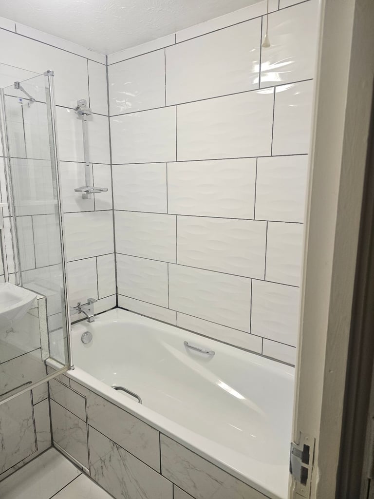 3 Bedroom Luxury Flat, With 1 bath, 1 Shower Available to Rent In North Thamesmead, London