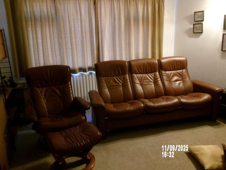 Stressless Settee and two armchairs with stools