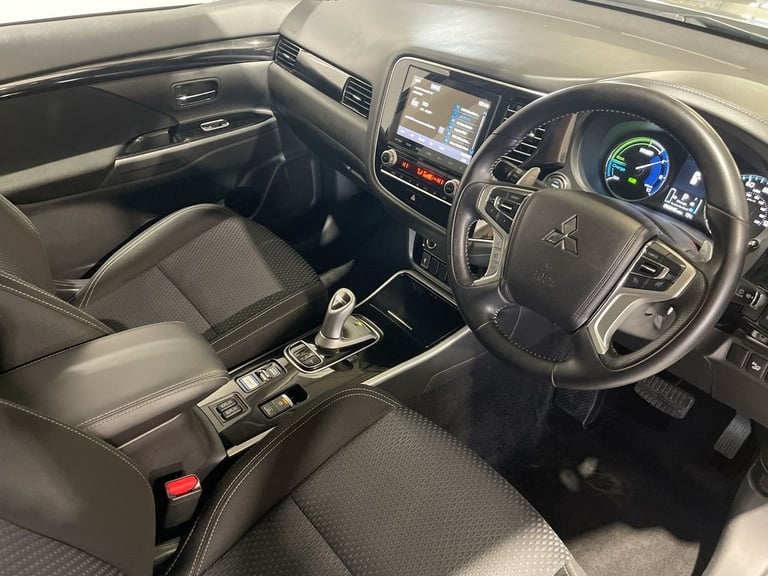 2020 20 MITSUBISHI OUTLANDER 2.4H TWINMOTOR 13.8KWH DESIGN SUV 5DR PETROL PLUG-I