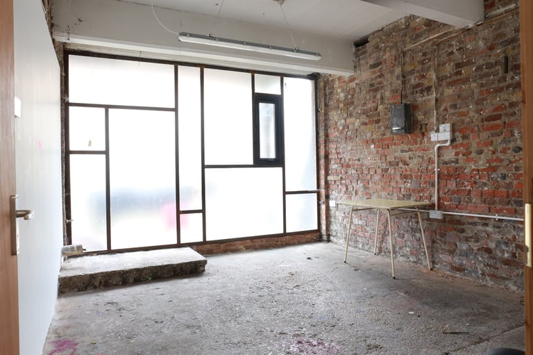 Art Studio workspace with big window for rent N15 / Haringey available now !