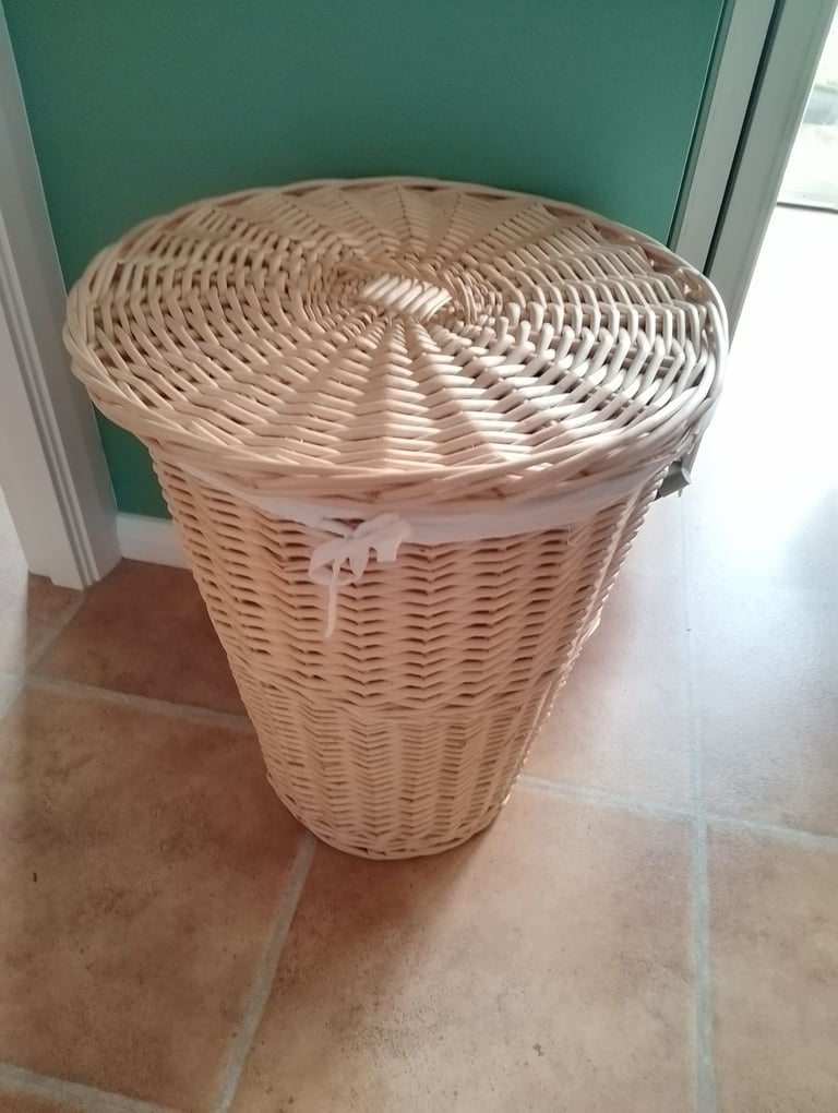 Wicker laundry basket with lid 