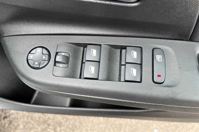 2025 Vauxhall Corsa 50kWh Yes Hatchback 5dr Electric Auto (136 ps) Hatchback Electric Automatic