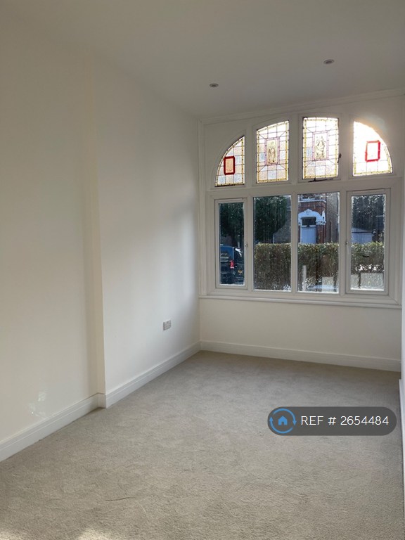 2 bedroom flat in Emanuel Avenue, London, W3 (2 bed) (#2654484)