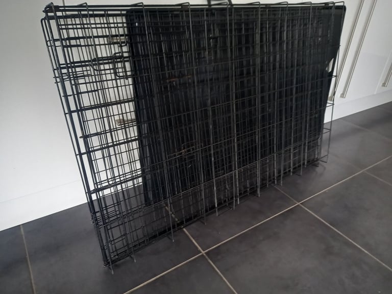 Large dog crate with removable plastic tray