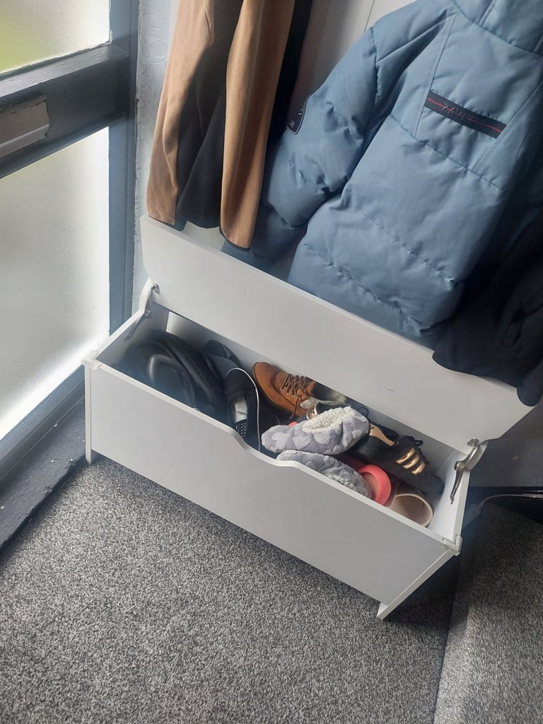  Coat hanger/shoebox