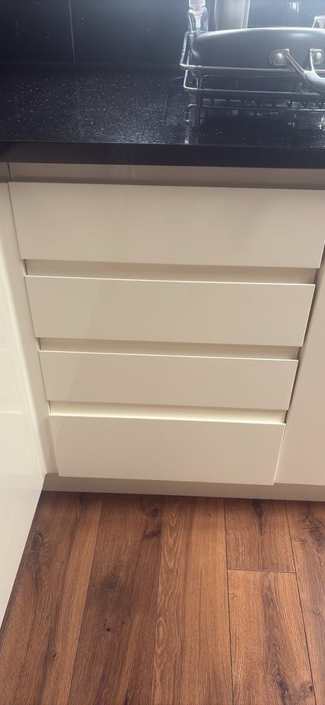 Kitchen Units for Sale Buyer to Collect and Dismantle with Siemens appliances