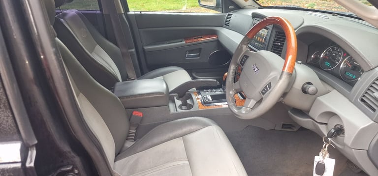 JEEP GRAND CHEROKEE OVERLAND 3LITRE CRD 4X4 FACTORY BLACK. FULL MOT