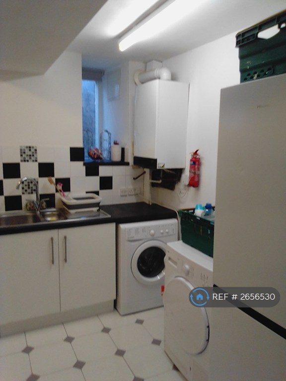 3 bedroom flat in Roseangle, Dundee, DD1 (3 bed) (#2656530)