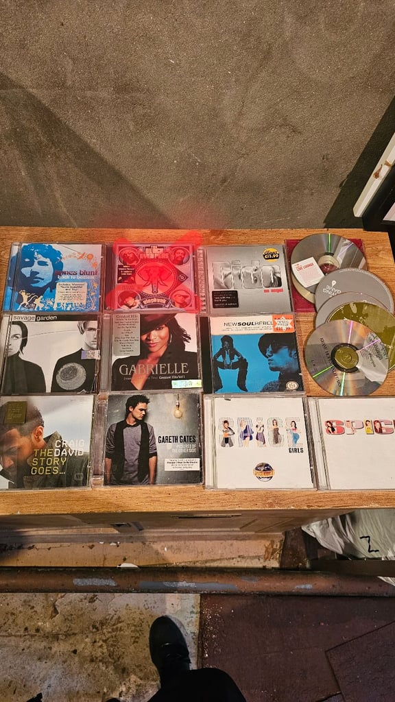 9 CDs + few without cases £4.50 for the lot, ideal for the car