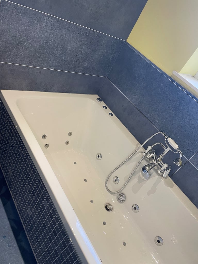 Whirlpool jet bath - hot tub jacuzzi - immaculate 