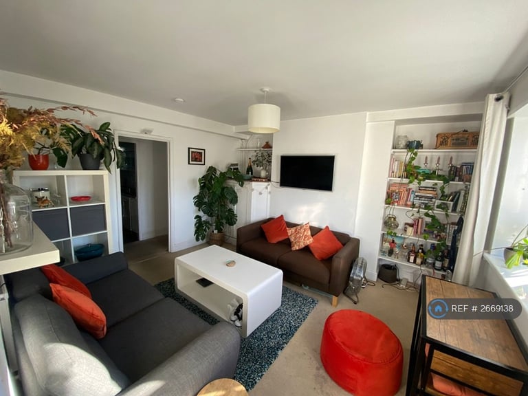 2 bedroom flat in Nunhead Lane, London, SE15 (2 bed) (#2669138)