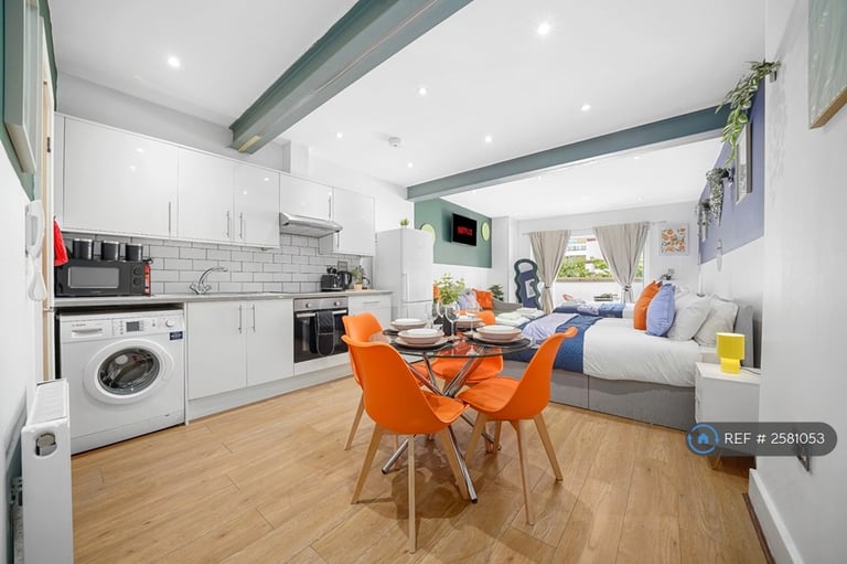 Studio flat in Roman Road, London, E3 (#2581053)