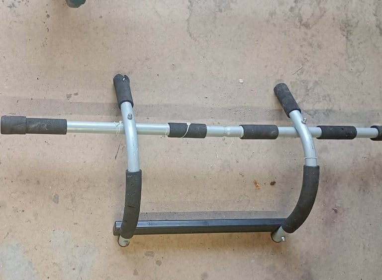 PULL UP BAR DOOR MOUNTED