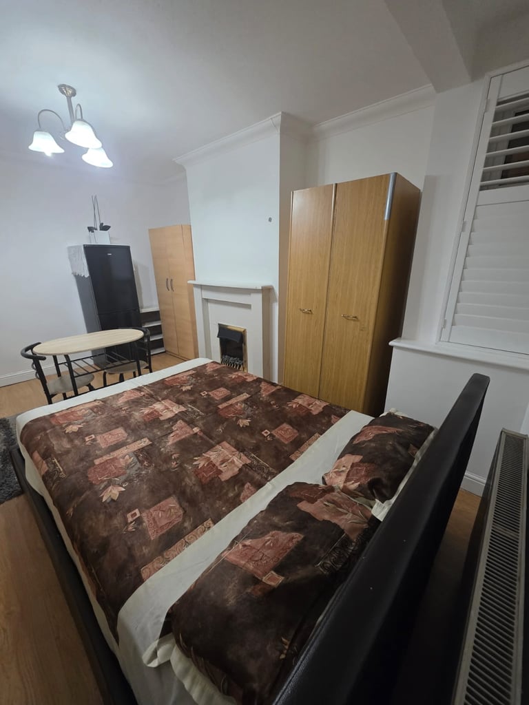 Spacious & Cosy double Room for Rent TW19 7AJ