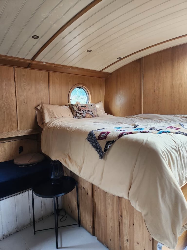 Large Widebeam boat - 2 bedrooms - 2 bathrooms, incl an ensuite - all bills incl - E14 8EG