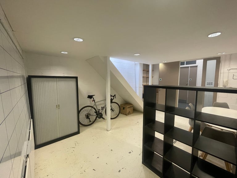 Whole ground floor of mezzanine studio to rent near Finsbury Park & the Arsenal Stadium, N7. 