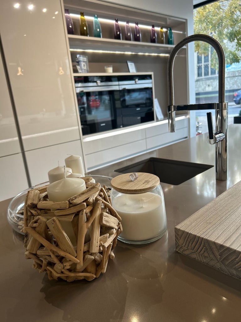 60% OFF - Sahara Lux Ex-display Kitchen for sale + Siemens Appliances & Quartz Worktop included