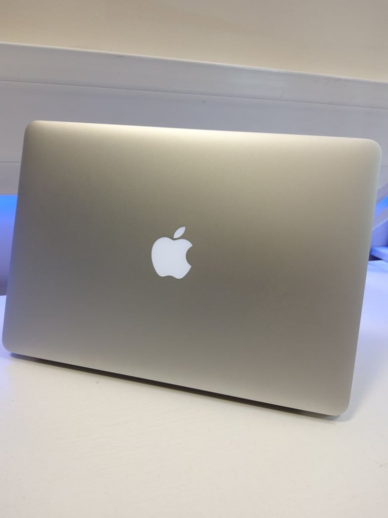 **APPLE MACBOOK AIR 13.3 INCH - 1.6GHZ I5 - 128GB SSD - 8GB RAM -MJVM2B/A 2015**