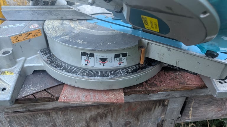 Makita mitre saw 110V double bevel MAKITA LS 1016