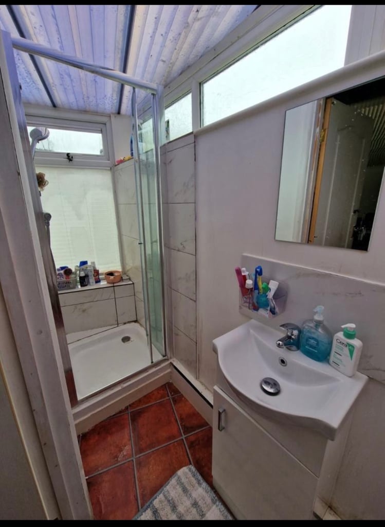 Rent for a double bedroom (Very close to King George and Queen’s Hospitals)