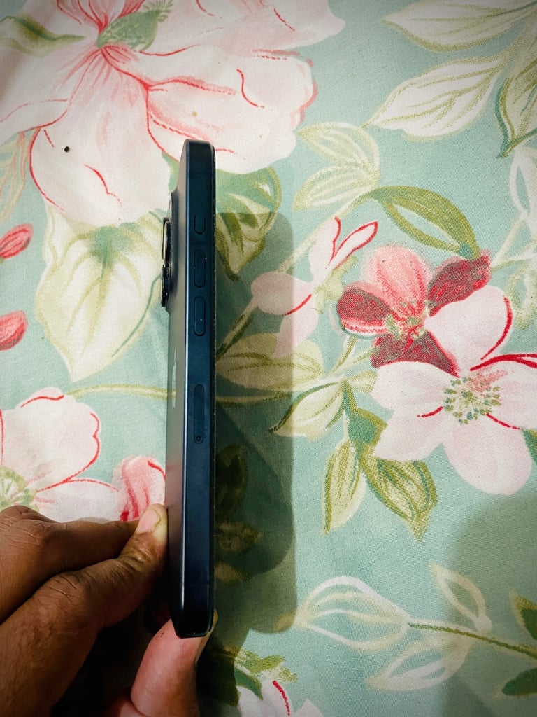 Iphone 15 pro blue titanium 256gb scratch less 