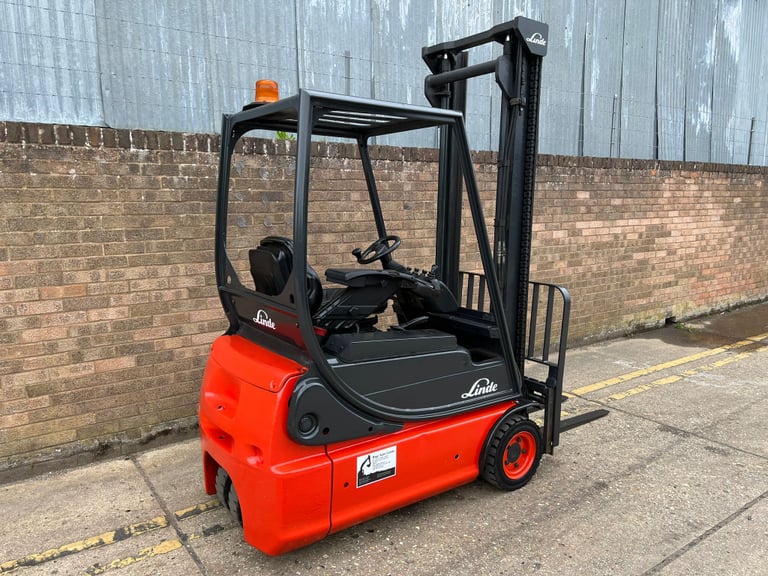 Linde E14 electric forklift, clear view mast 