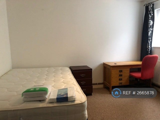 6 bedroom house in Applegarth Avenue, Guildford, GU2 (6 bed) (#2665878)