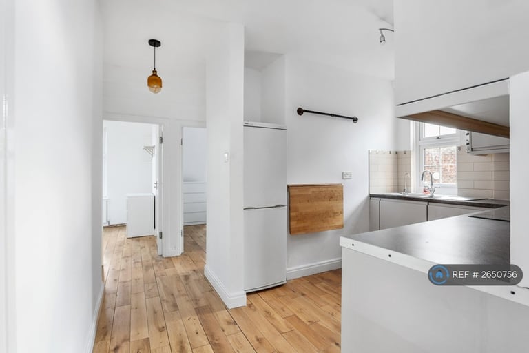 2 bedroom flat in The Green, London, W5 (2 bed) (#2650756)