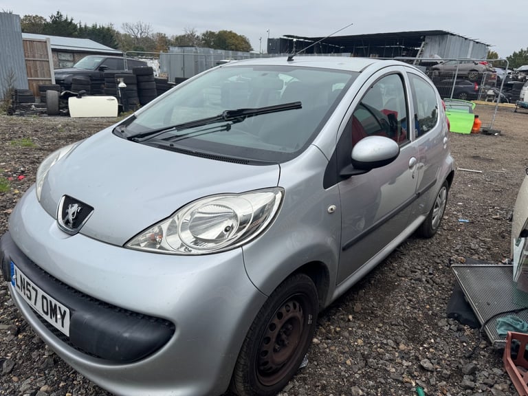 Peugeot 107 1.0 2008 silver BREAKING FOR PARTS 