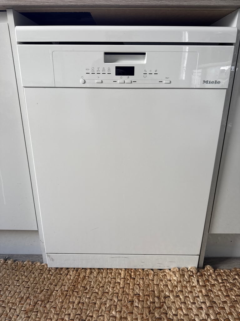 Meile Dishwasher - 6 months old - perfect condition