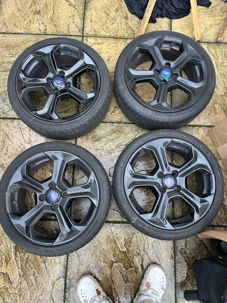 Ford Fiesta Mk7 wheel 17” 205/40 Tyres