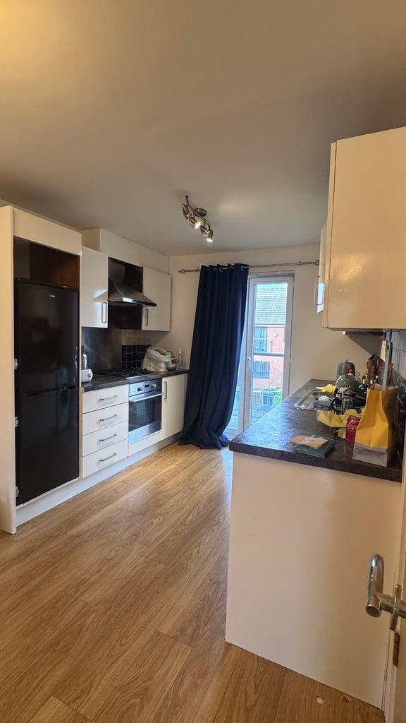 3 bedroom with 3 bath terrace house to LET!NO COMPANY LET!